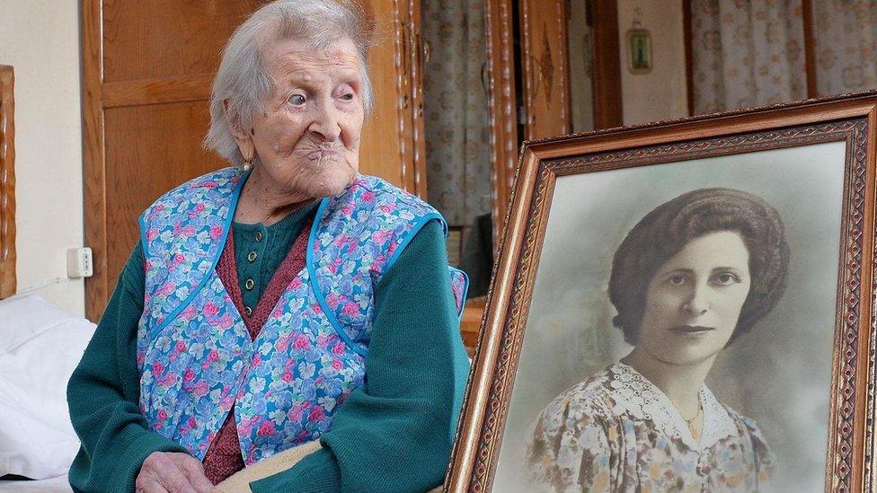 Emma Morano dans son intérieur, souriante