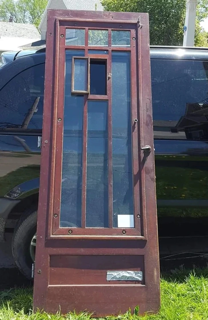 Porte d'entrée avec une petite ouverture intégrée