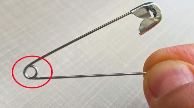 Gros plan sur le petit trou situé à l'extrémité d'une épingle à nourrice
