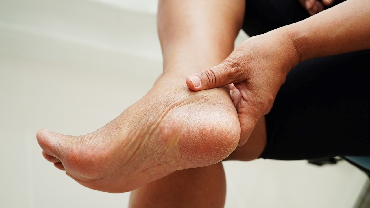 Vos pieds révèlent-ils un foie fatigué ? 9 indices à ne pas négliger
