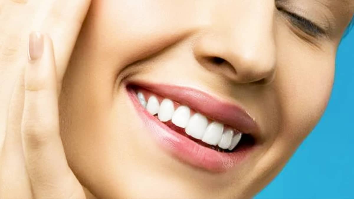 Blanchir ses dents en une minute : la méthode surprenante à base de riz qui fait le buzz