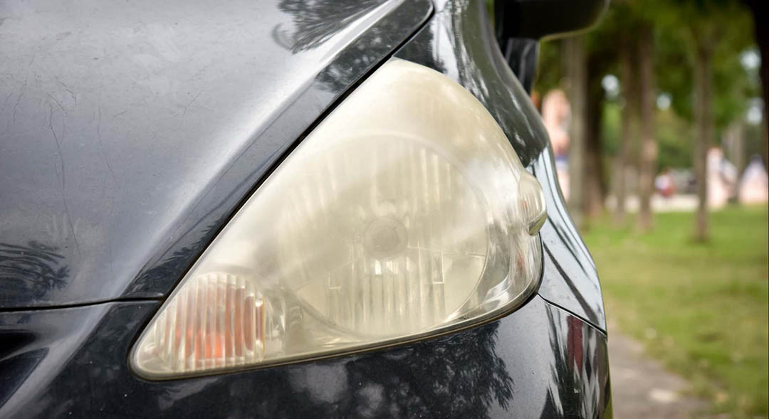Redonnez vie aux phares de votre voiture : une méthode simple et économique