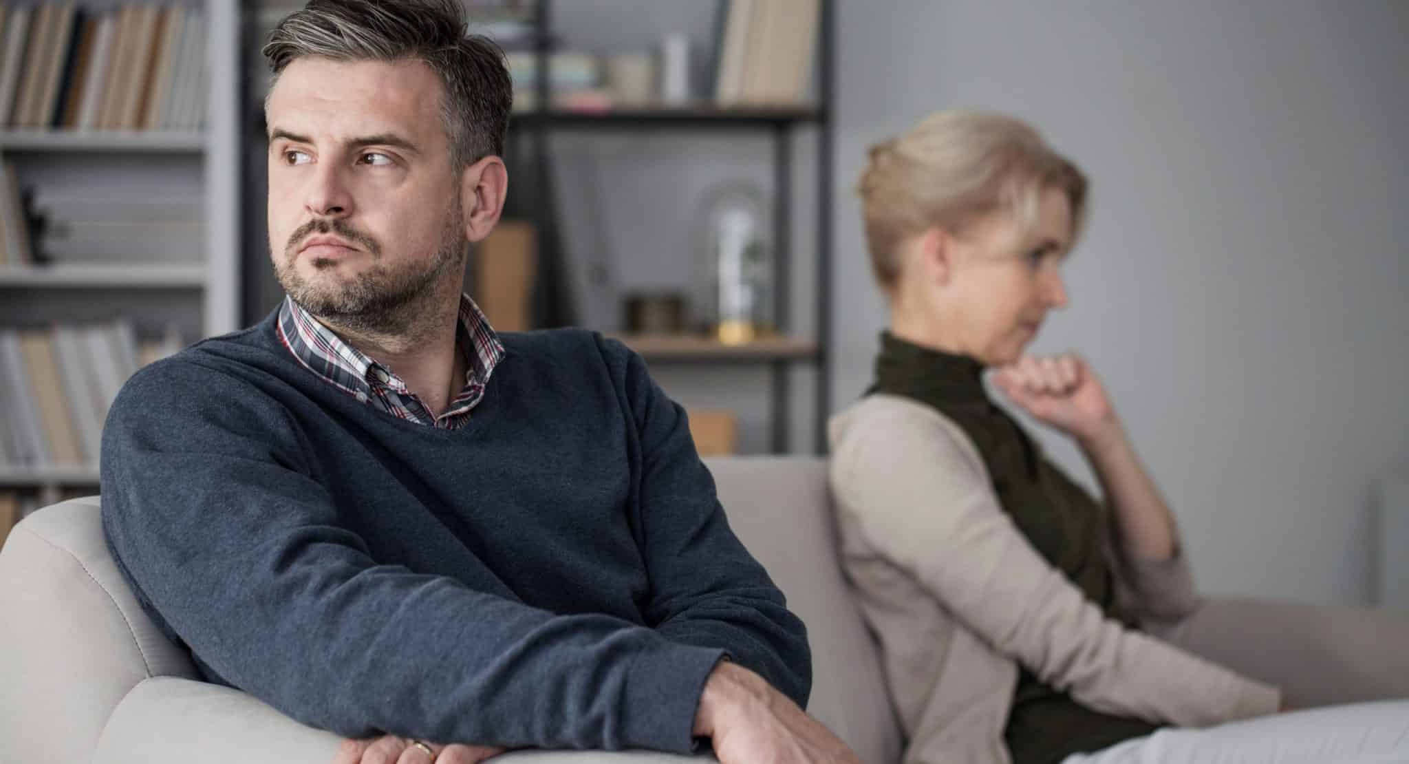 Homme tenté devant une situation ambiguë, expression de conflit intérieur
