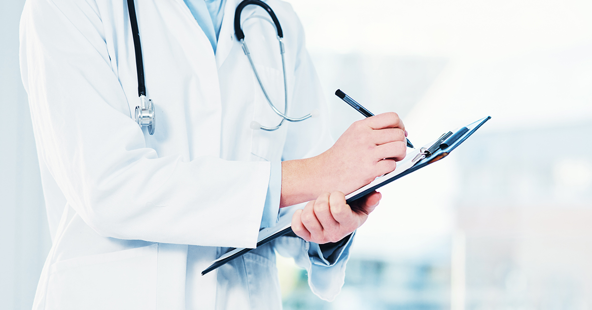 Portrait d'un médecin s'exprimant face caméra, évoquant un sujet de prévention