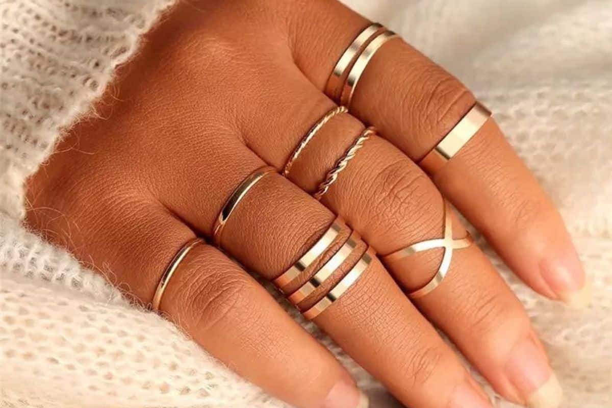 Bague à la main droite : ce que votre choix de doigt révèle sur vous