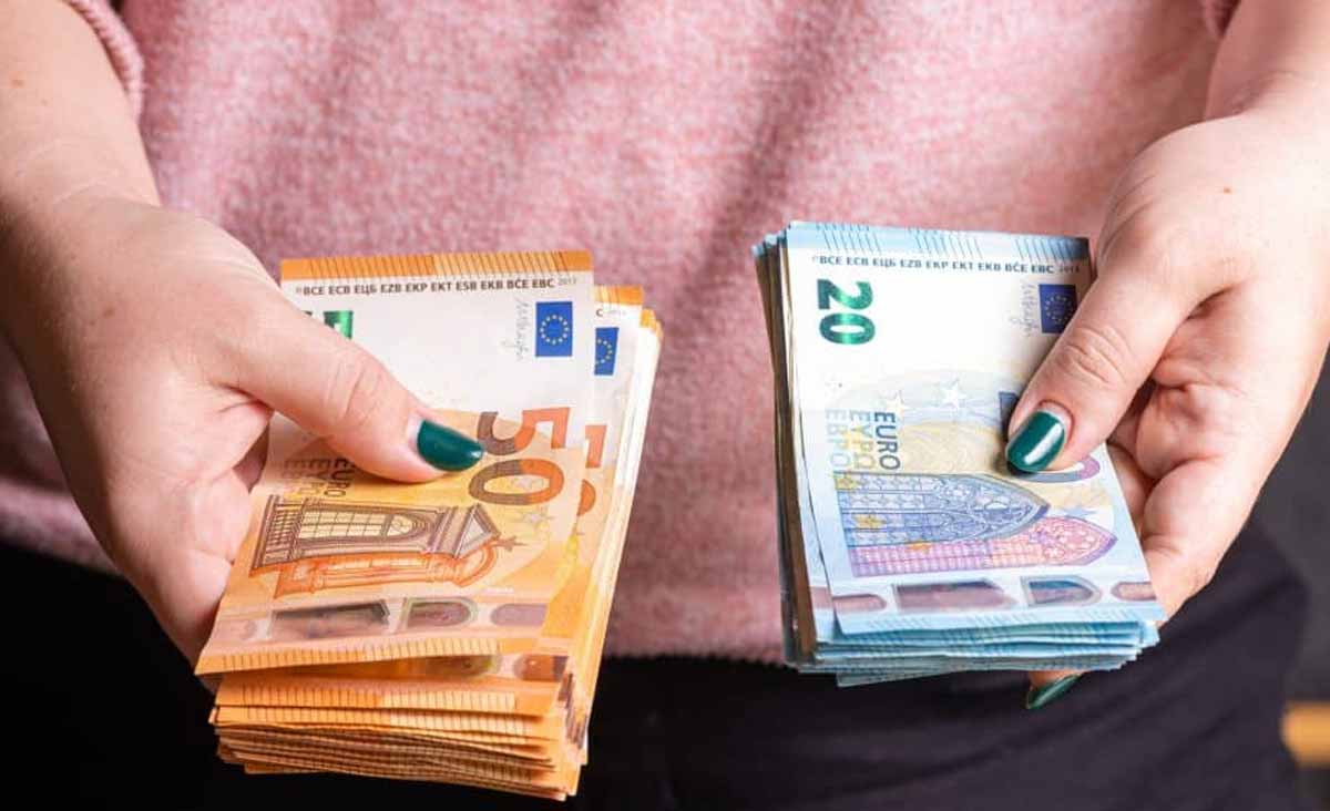 Graphique et billets illustrant les règles autour des 10 000 euros en espèces.