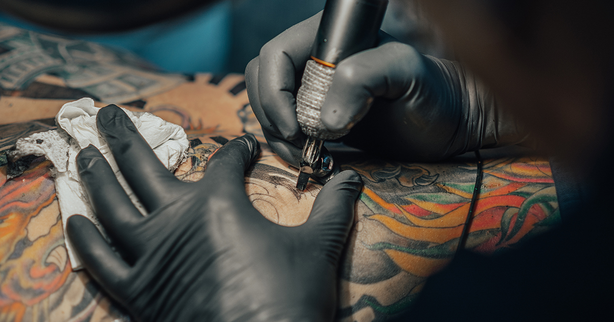 Homme aux nombreux tatouages réfléchissant