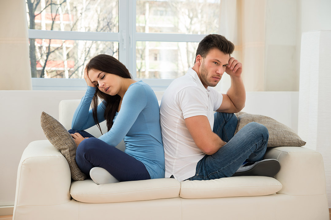 Homme semblant distant et pensif dans sa relation