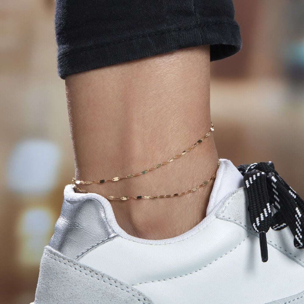 Bracelet de cheville moderne sur peau