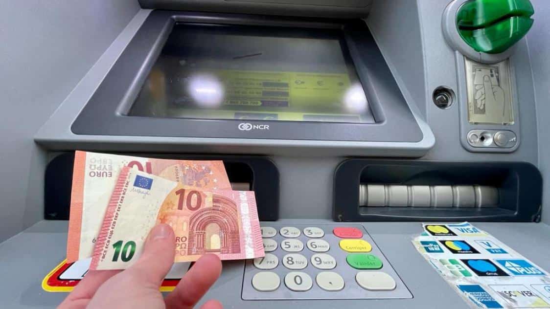 Fini la carte oubliée : comment retirer de l’argent à un distributeur sans elle, en toute légalité