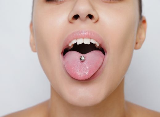 Piercing de langue vue rapprochée