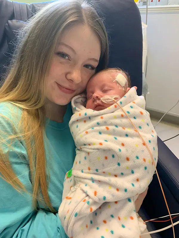 Le petit Karson, nouveau-né, entouré de soins et d'affection en milieu hospitalier