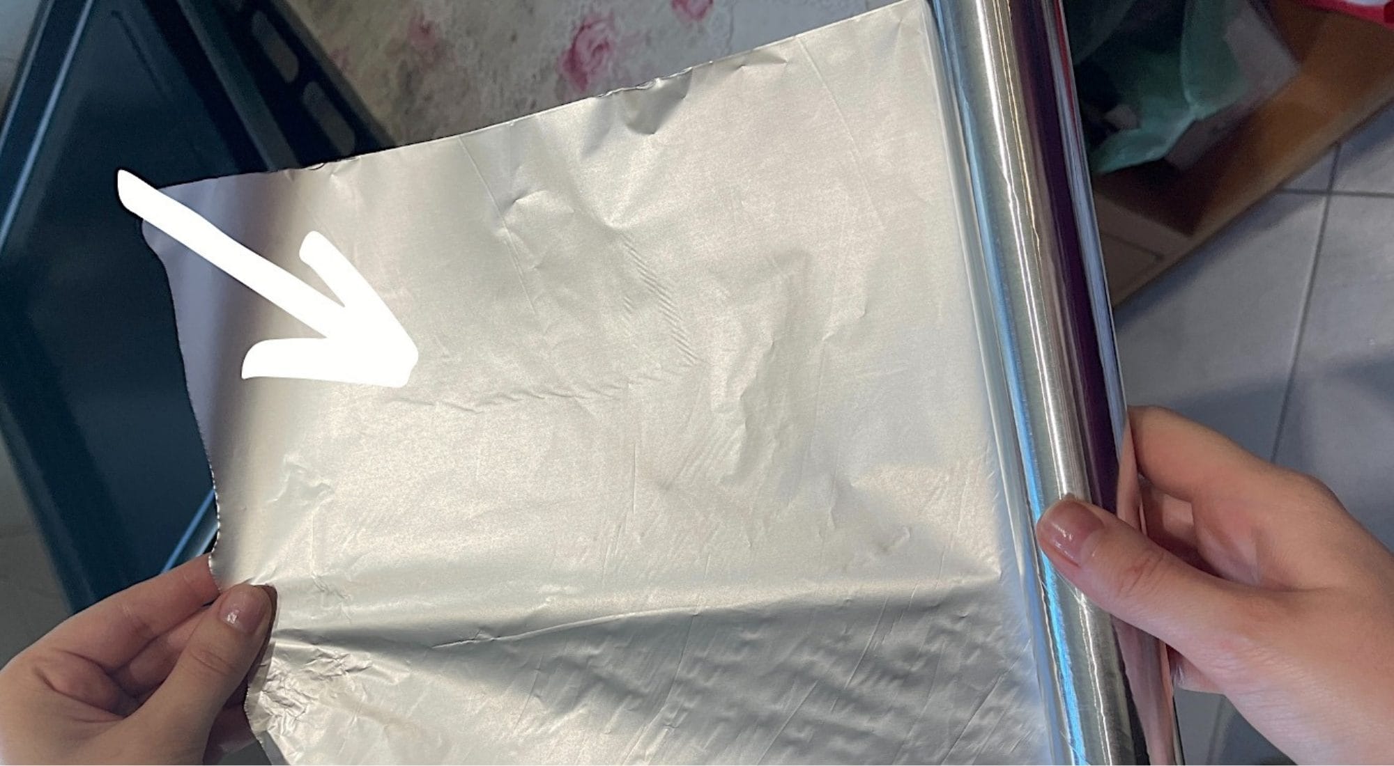 Plat cuisiné au four recouvert de papier aluminium