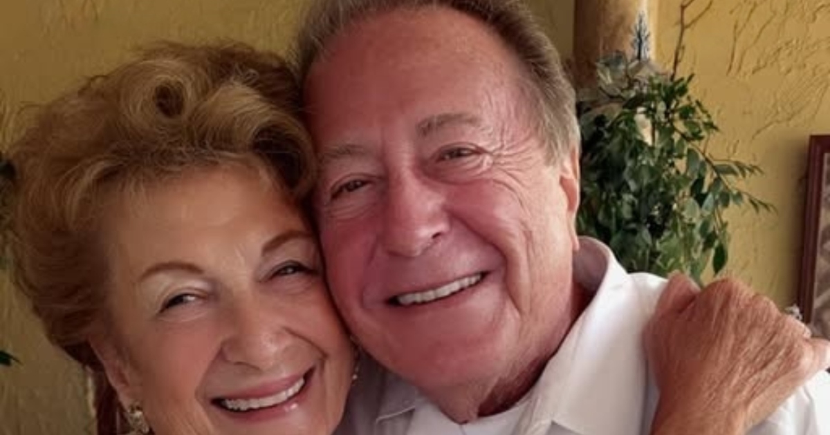 Femme regardant par la fenêtre, visage empreint de réflexion