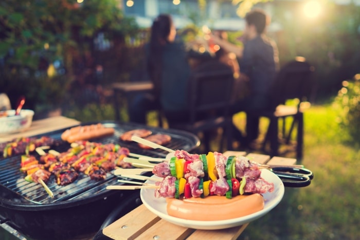 Een stel kletst op een barbecue