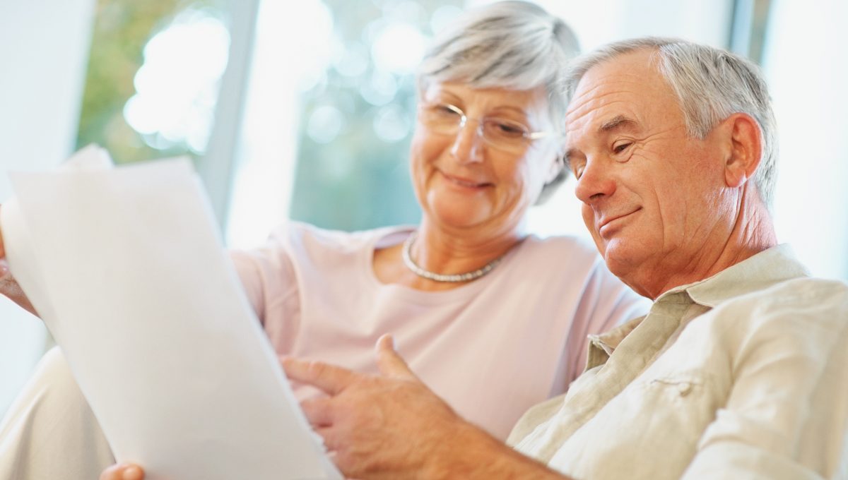 Une femme souriante utilisant un ordinateur portable, symbolisant la facilité des démarches en ligne.