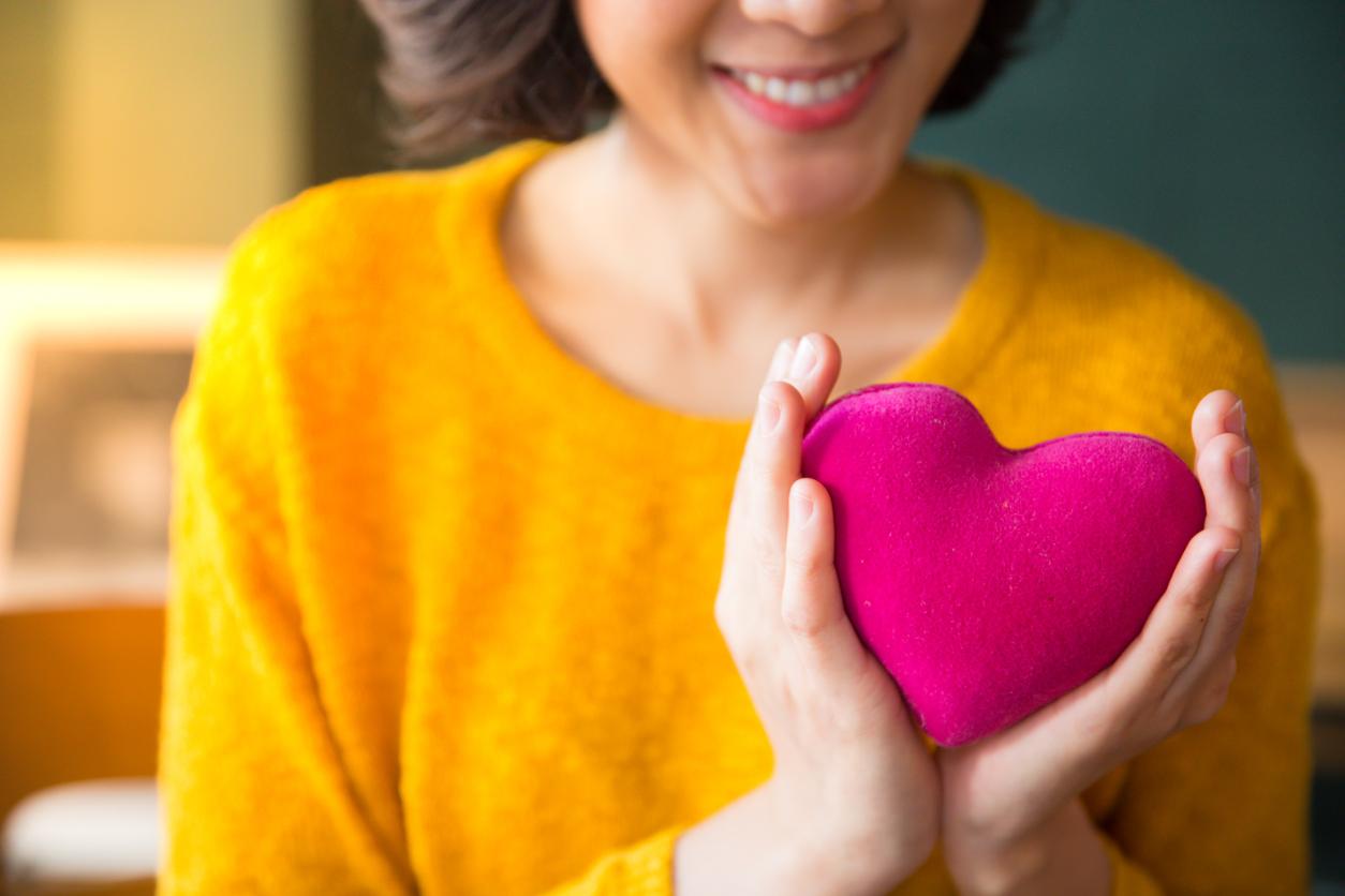 Portrait d'une femme pensive, au regard profond et introspectif