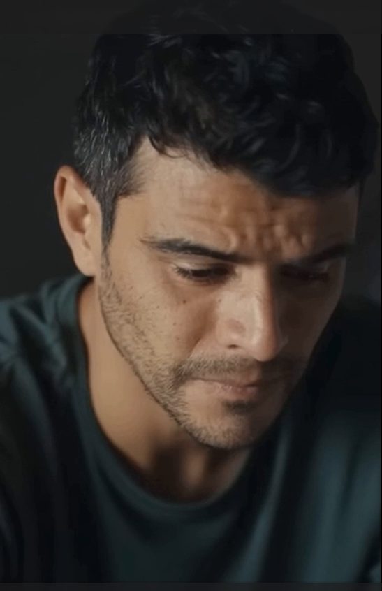 Une femme figée devant une porte entrouverte, symbolisant le choc de la découverte