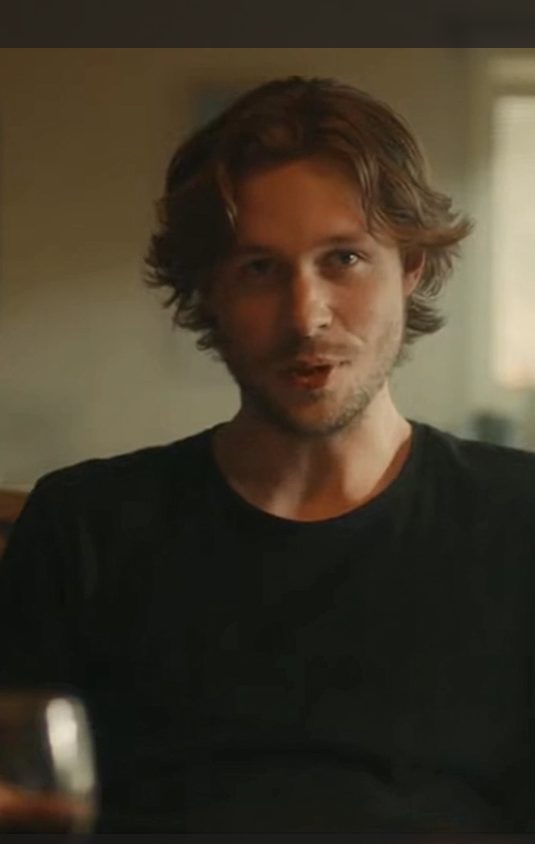 Une table de famille tendue lors d'un dîner