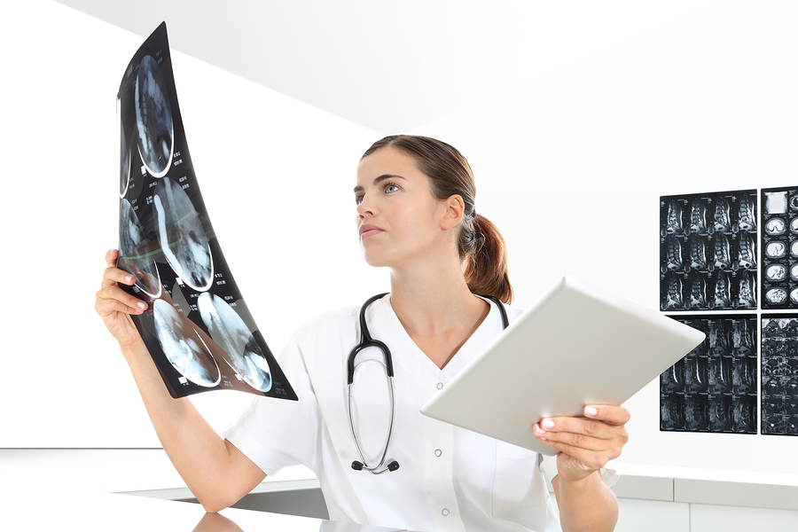 Équipe médicale en consultation