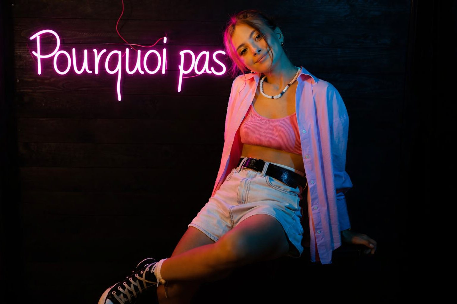 Femme faisant des étirements légers au bureau, mettant l'accent sur le bien-être postural