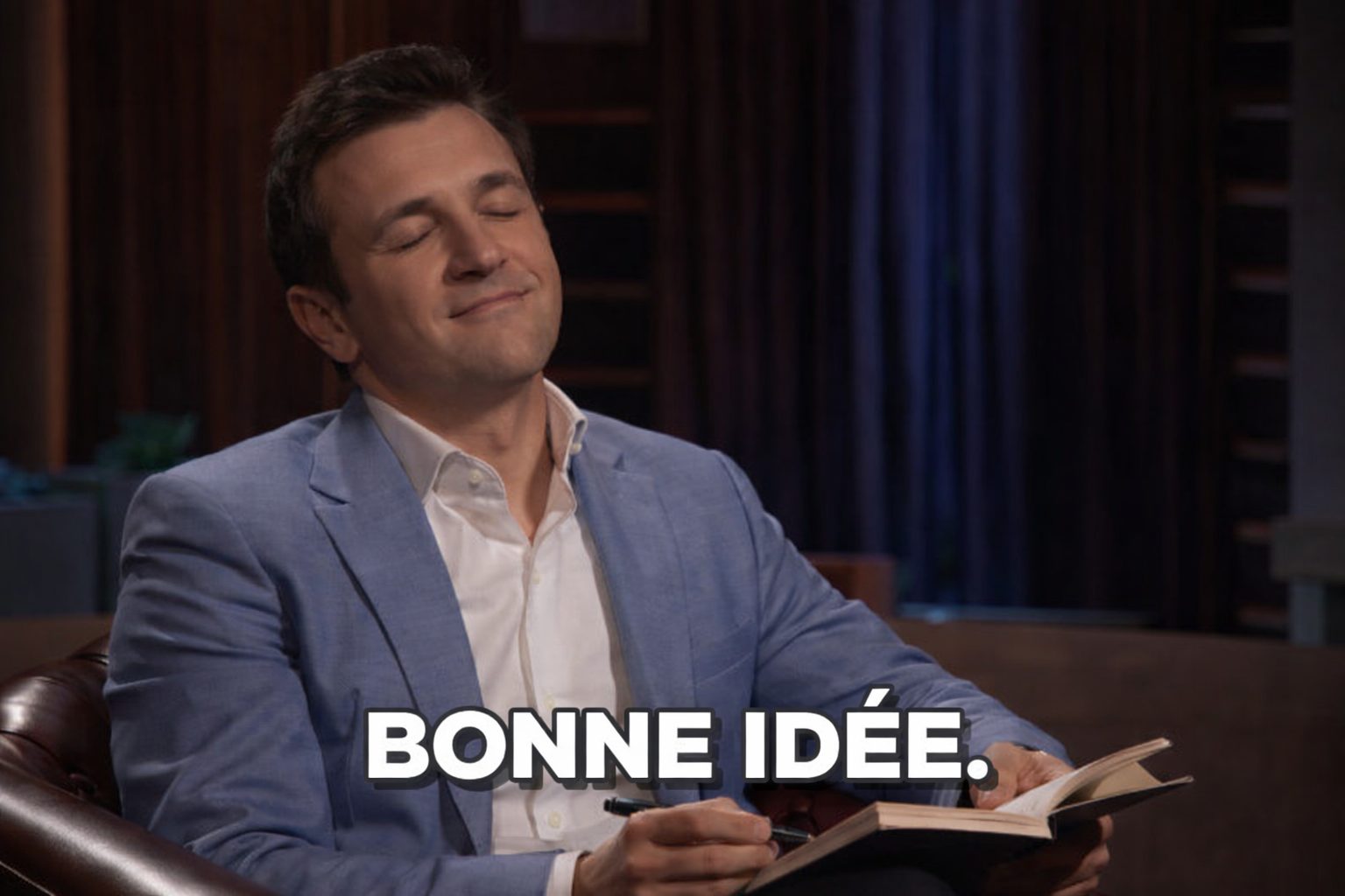 Photo d'un bureau créatif avec des carnets, des pinceaux et un ordinateur