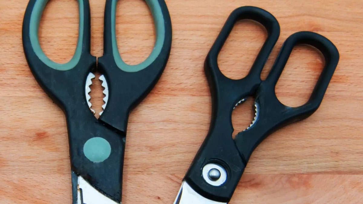 Ciseaux de cuisine posés sur un plan de travail avec des aliments