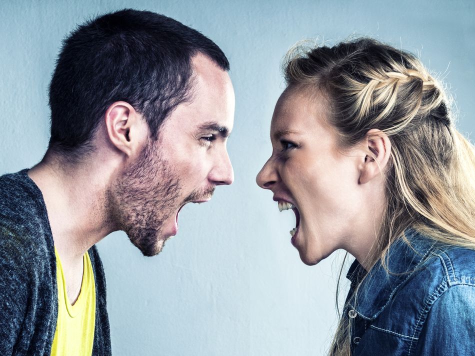 Jeune homme et jeune femme en pleine dispute