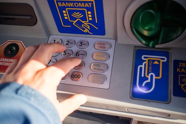 Distributeur bancaire : ce réflexe méconnu qui peut sauver vos comptes des fraudeurs