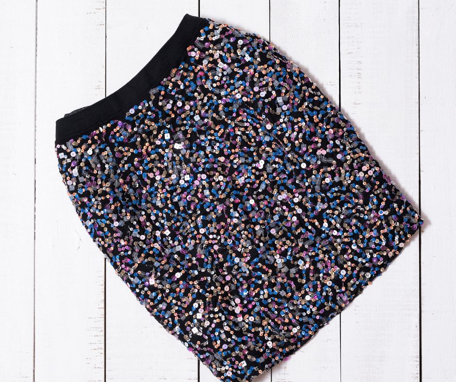 Femme élégante portant une mini-jupe