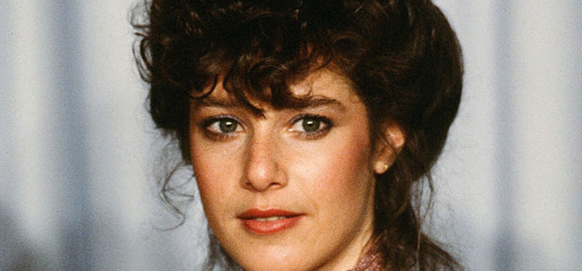 Debra Winger lors d’une apparition publique récente, souriante et élégante