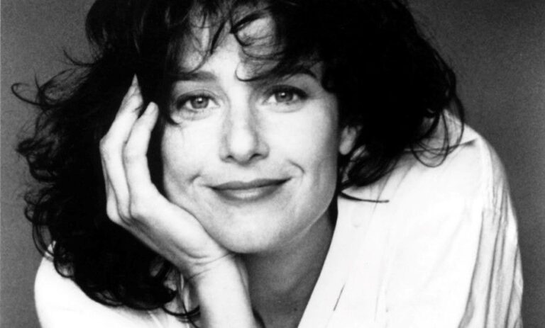 Portrait artistique en noir et blanc de Debra Winger, intemporelle