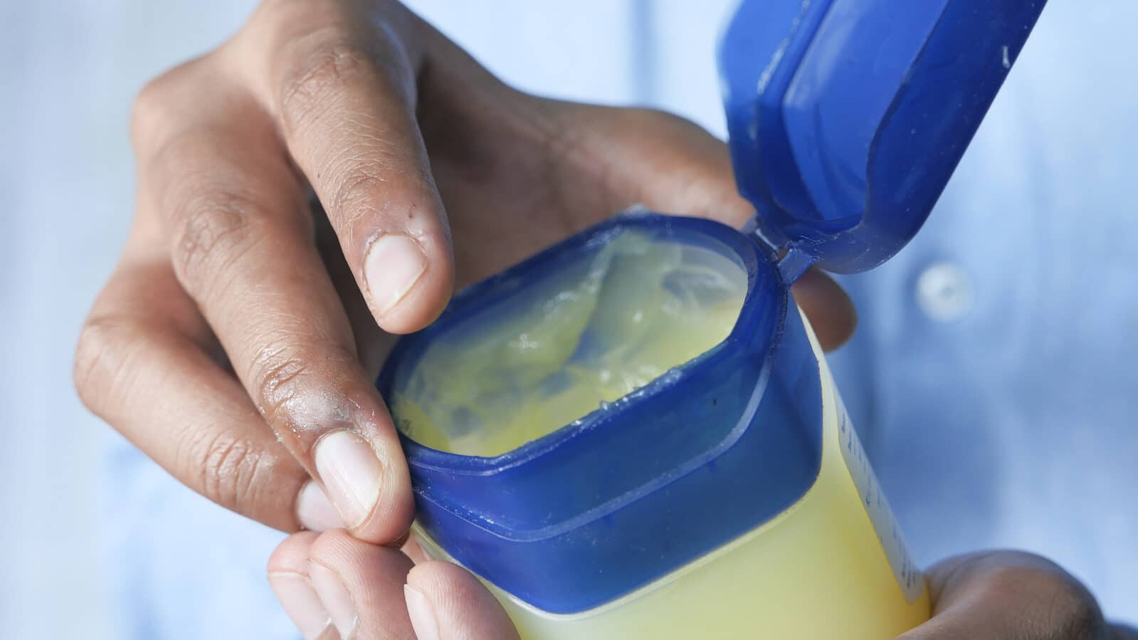Le petit pot miracle : 10 usins insoupçonnés de la vaseline qui vont révolutionner votre routine