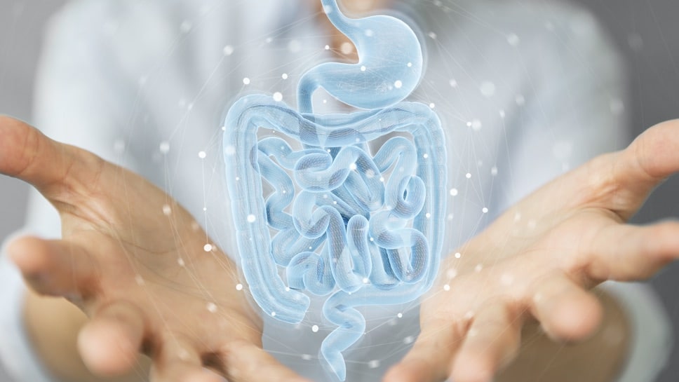 Tasse d'infusion chaude et bol d'épices sur une table en bois