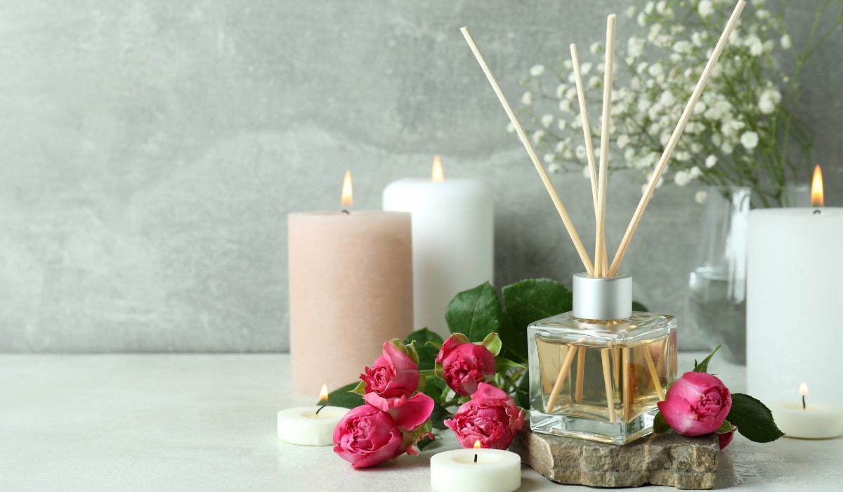 Bouteille en plastique avec des écorces d'orange à l'intérieur