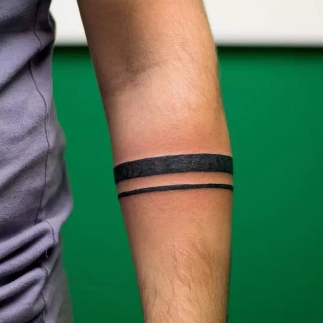 L’élégance discrète des tatouages à bandes noires : bien plus qu’un simple trait