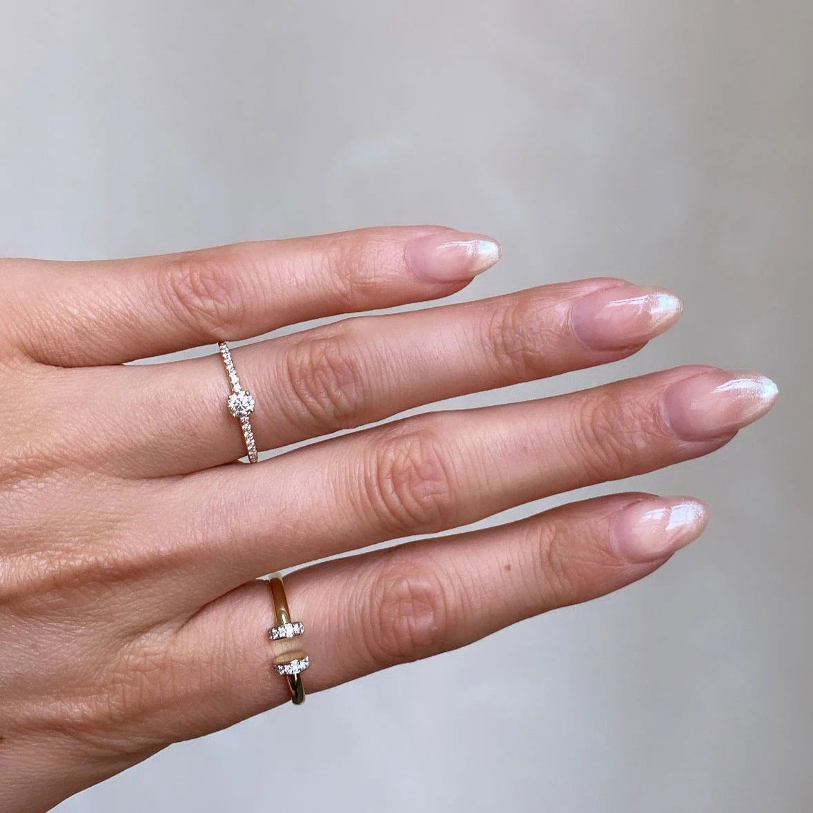 Alliance en or sur un annulaire, symbole d'engagement