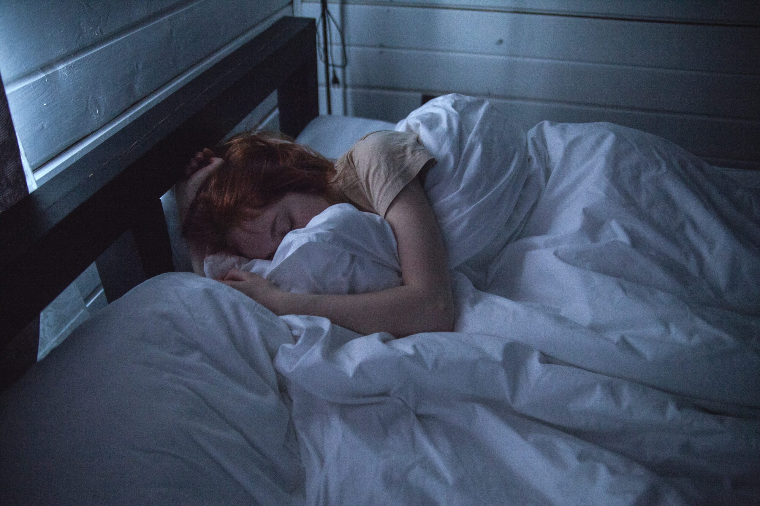 Réveillée mais figée : décryptage de cet étrange phénomène qui bloque votre corps pendant la nuit