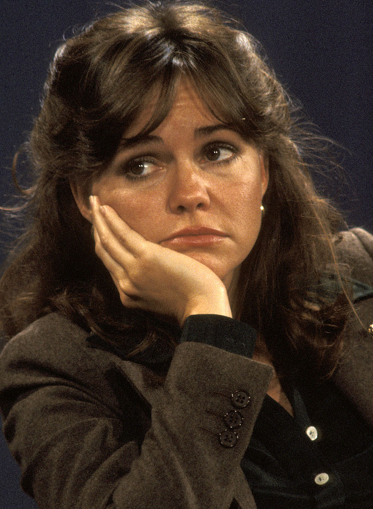 Sally Field, élégante et souriante, cheveux argentés