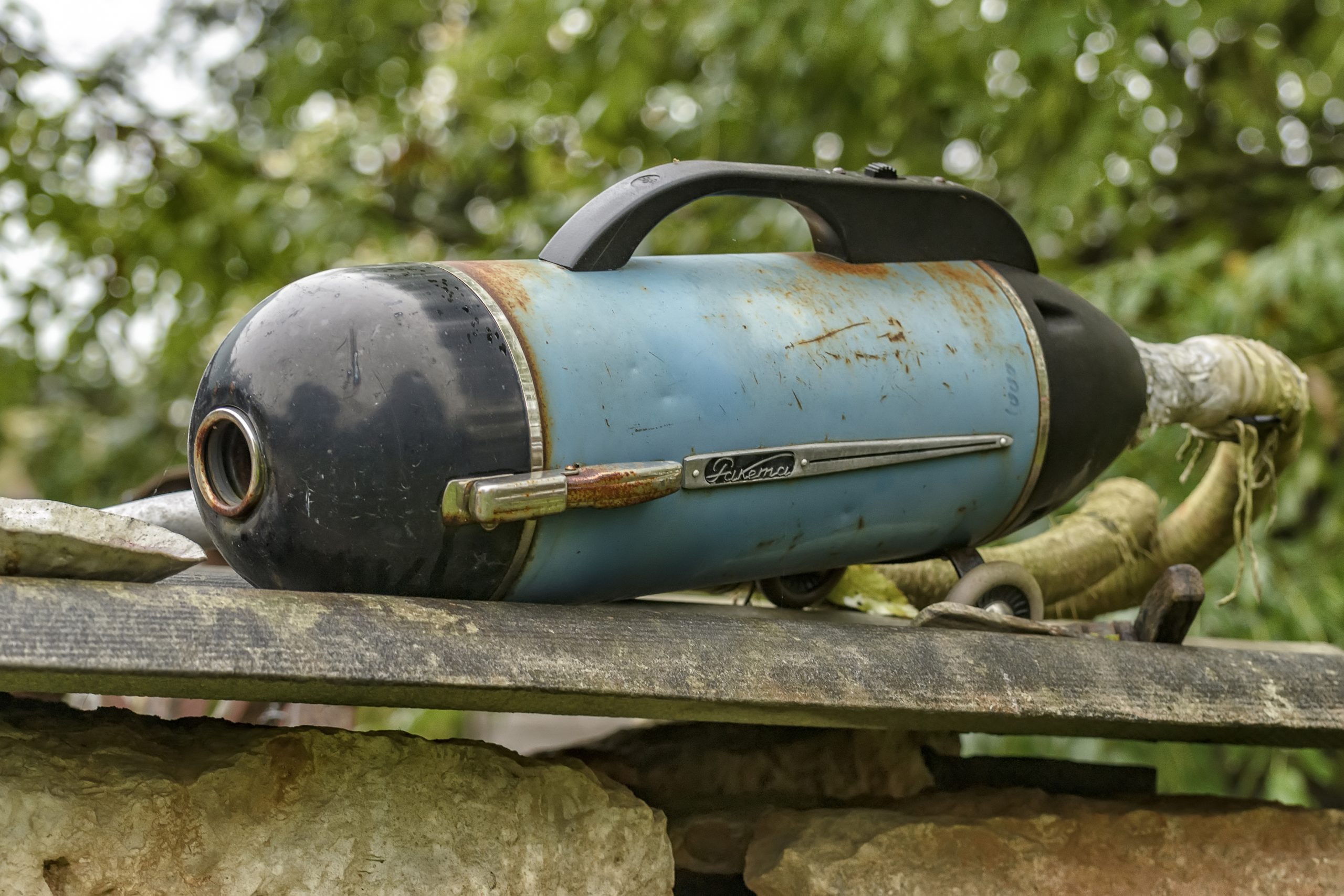 Photo d'archive du Whirlwind, un aspirateur manuel ancien