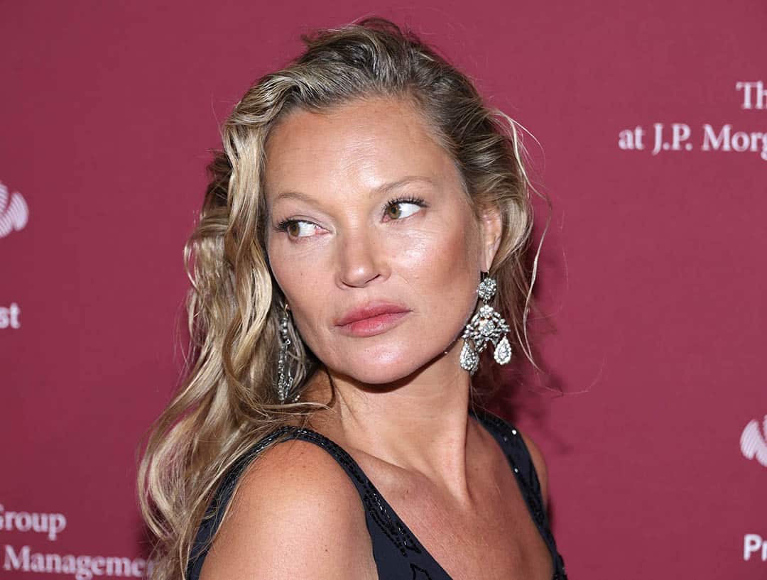 À 51 ans, ce top model légendaire défie les diktats du vieillissement et reste une muse incontournable