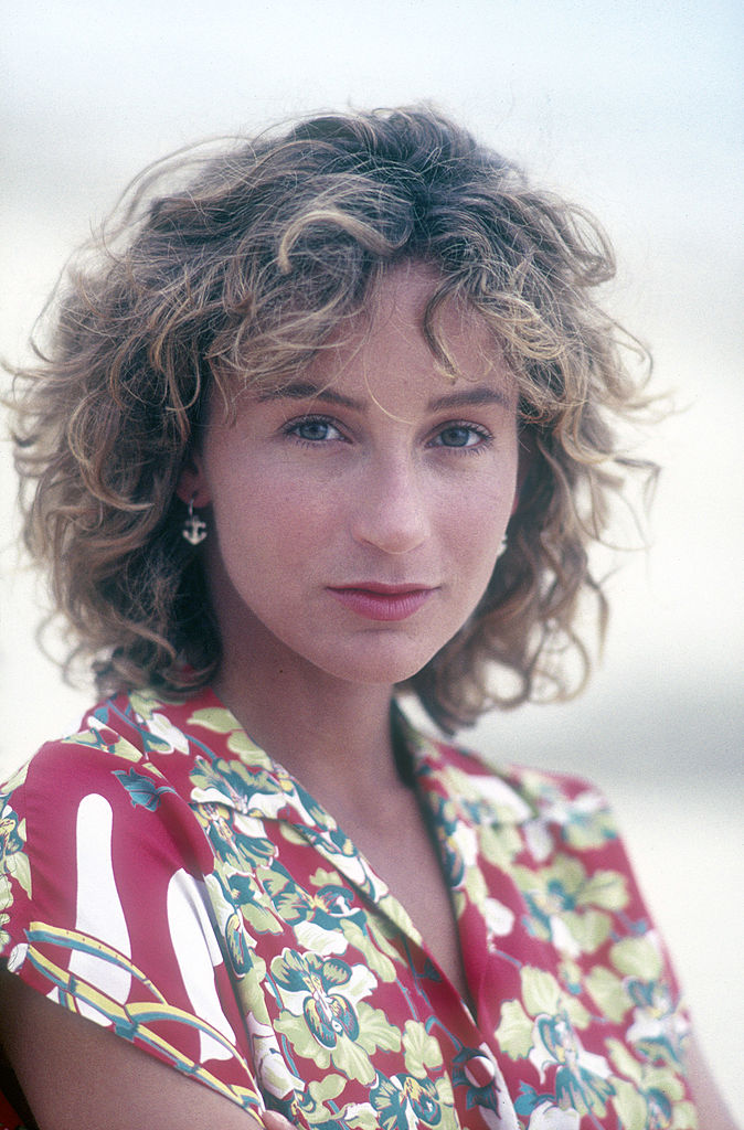 Jennifer Grey, le regard sérieux lors d'une interview