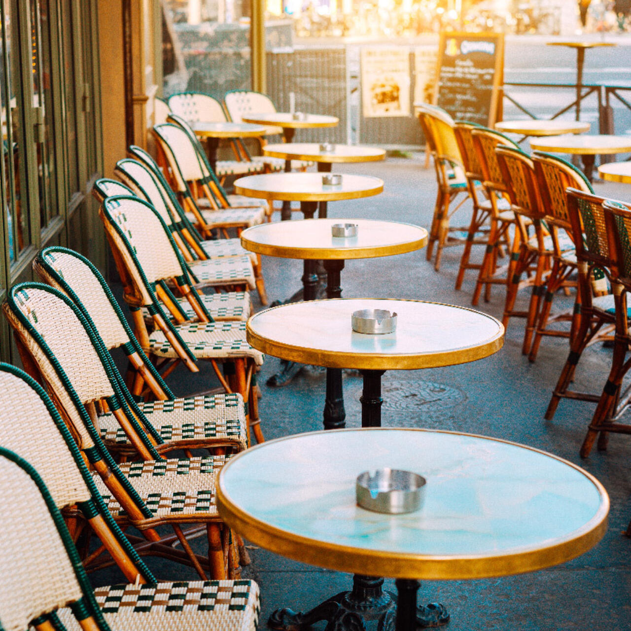 Deux tasses de café sur une table en terrasse, ambiance chaleureuse et intime