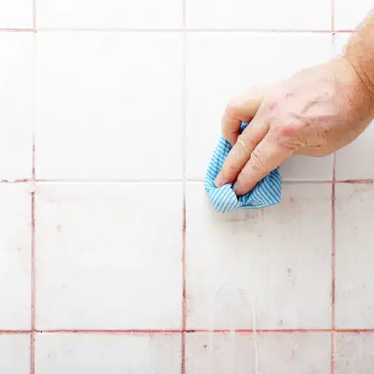 Cette étrange substance rose dans votre douche pourrait cacher un risque sanitaire insoupçonné