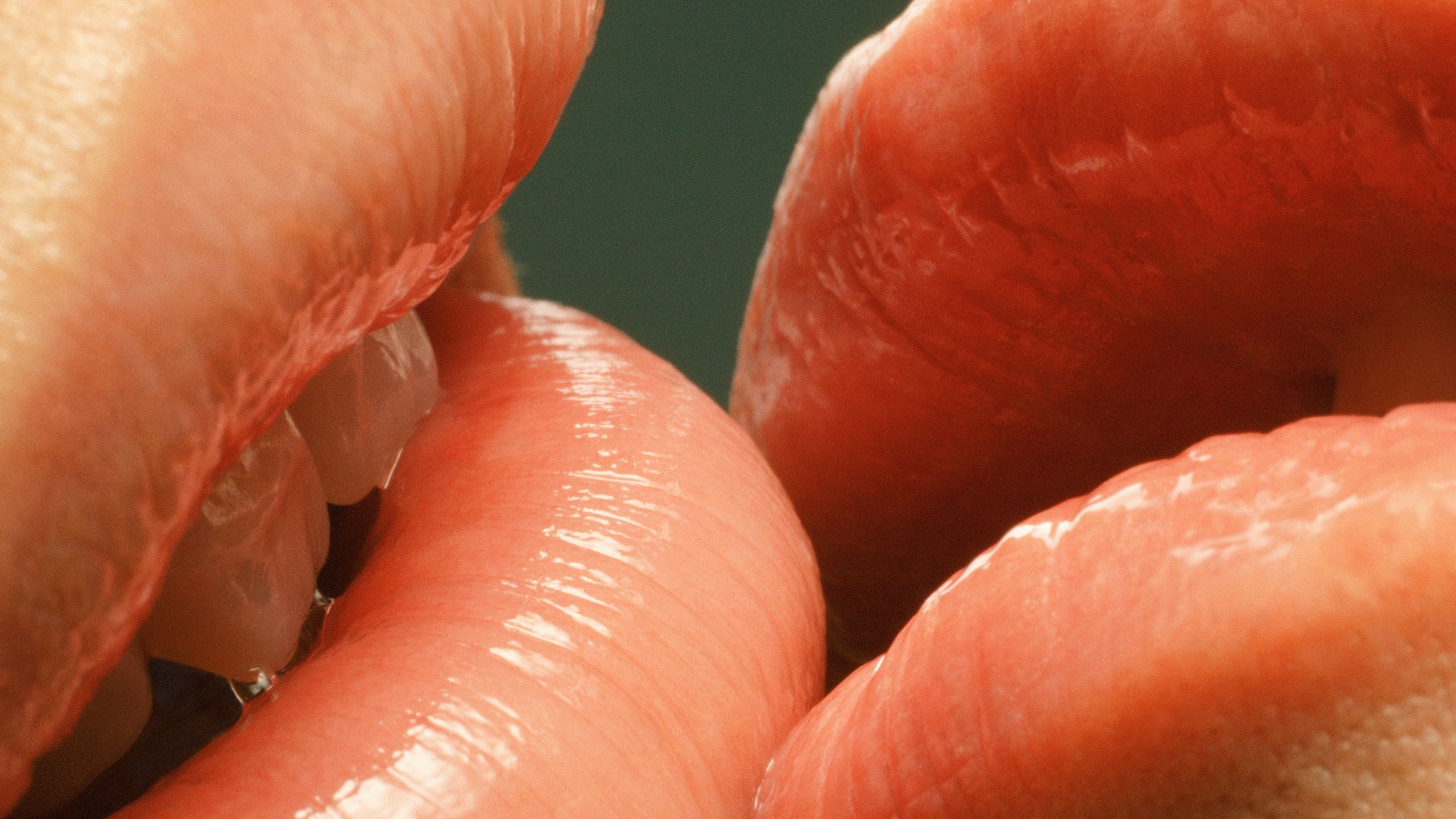 Baiser langoureux : les secrets scientifiques et émotionnels d’un geste qui nous transforme