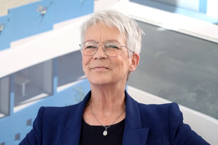 Jamie Lee Curtis lors d'un événement, affichant son naturel et son sourire caractéristiques