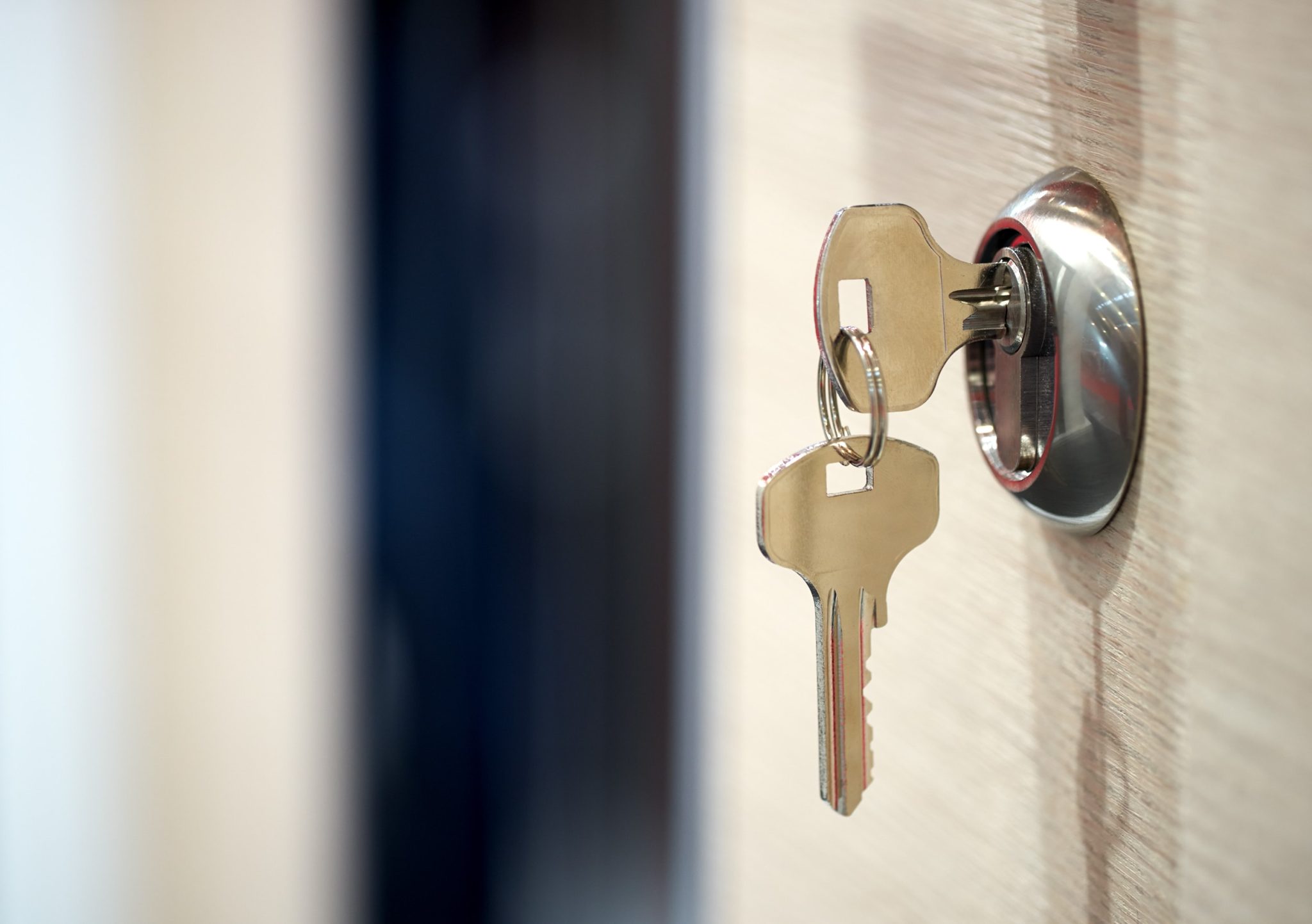 Dossier d'assurance ouvert sur un bureau