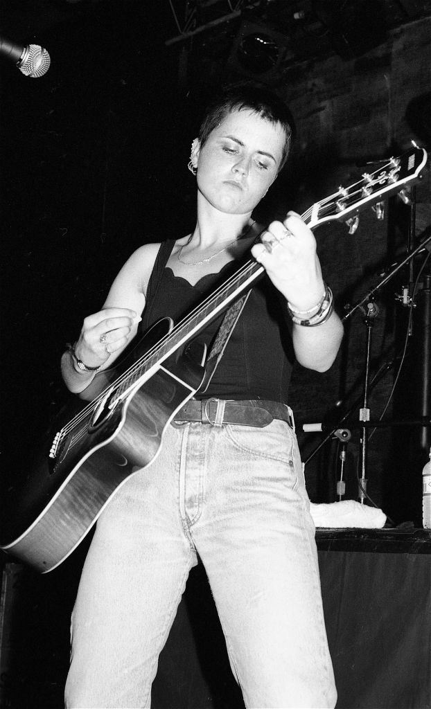 Dolores O'Riordan en interview, regard intense