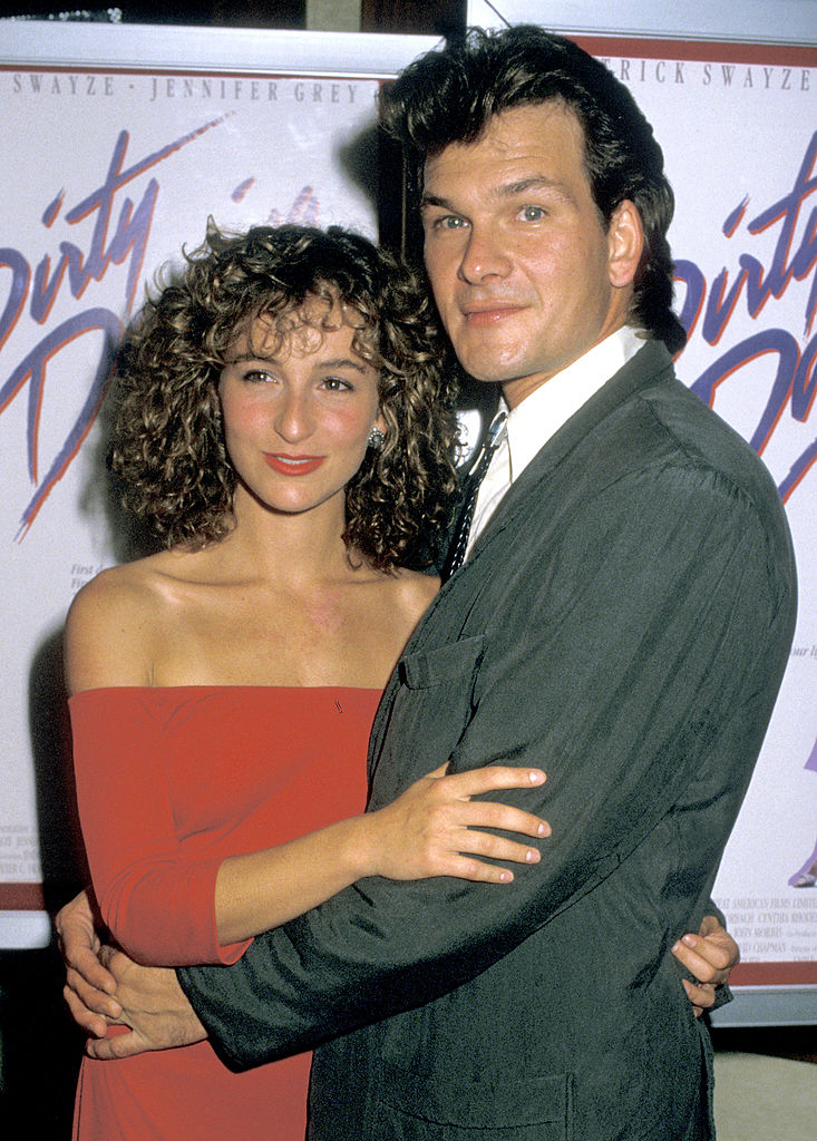 Jennifer Grey, souriante et victorieuse, dans Dancing with the Stars