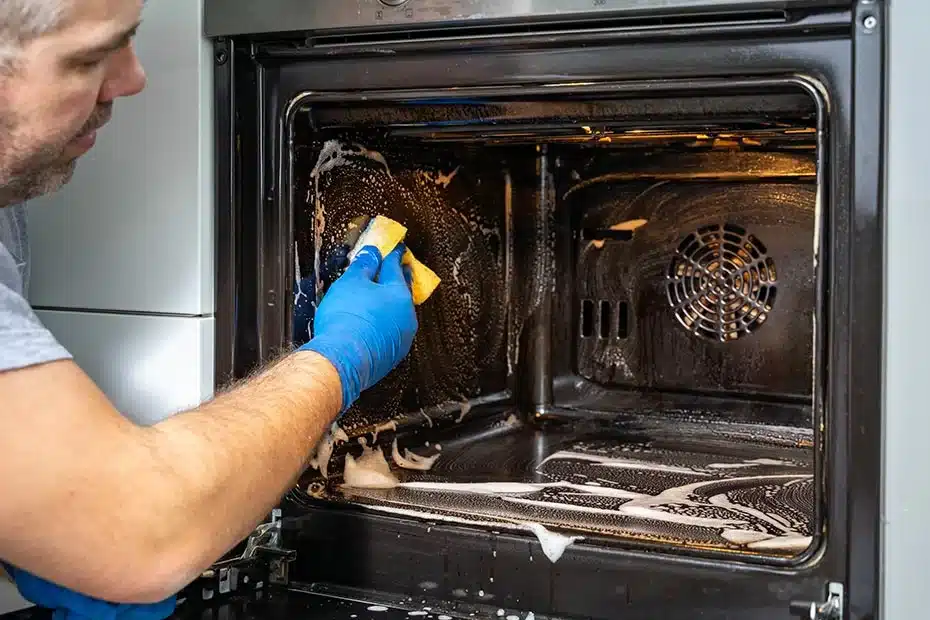 Révélation ménagère : glissez votre grille de four dans un sac plastique pour un résultat étincelant sans le moindre effort